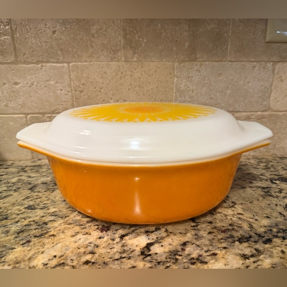 Pyrex Cinderella casserole dish in orange, with a "Sunflower" pattern on the lid - Picture 1 of 4